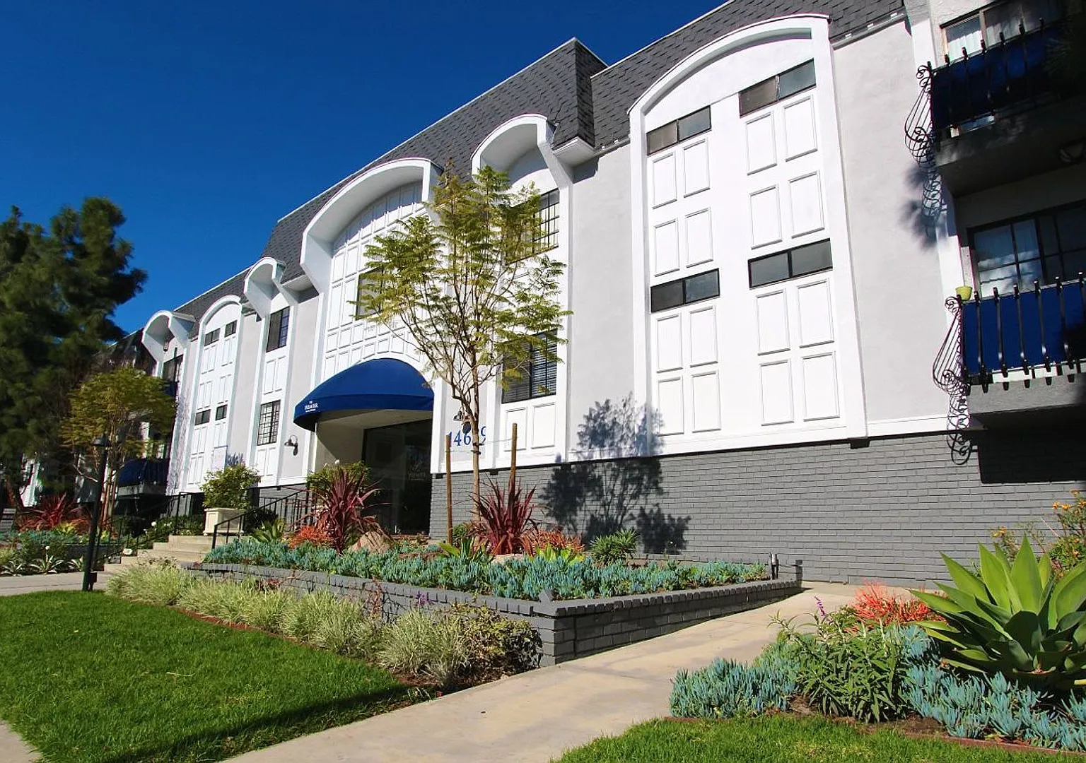 Premier on Burbank — Photo 1