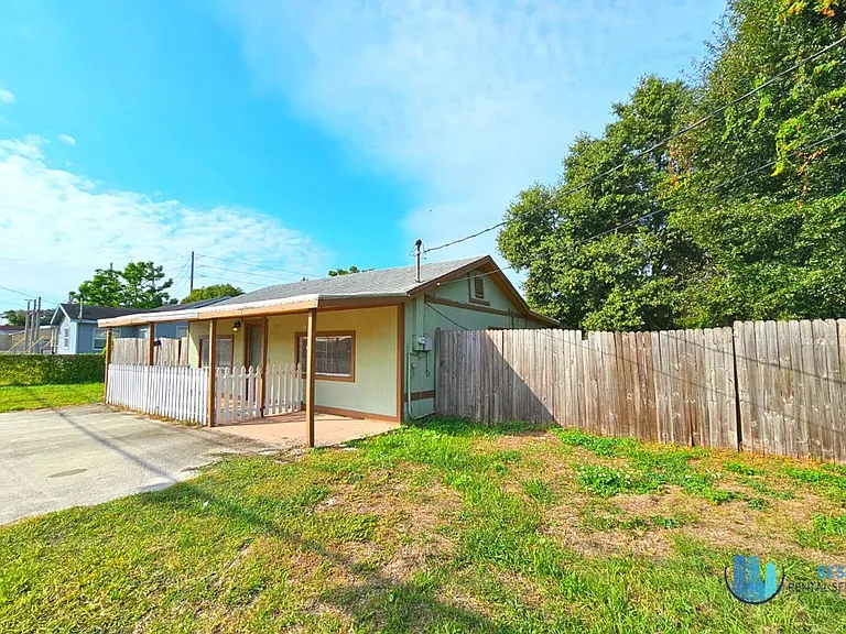 832 N Combee Rd — Photo 6
