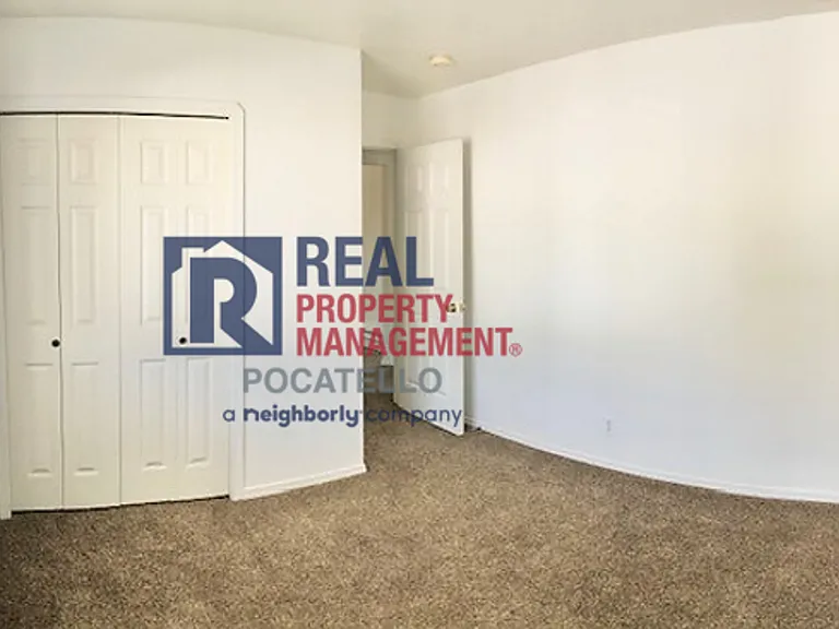 1120 E Poplar St — Photo 8