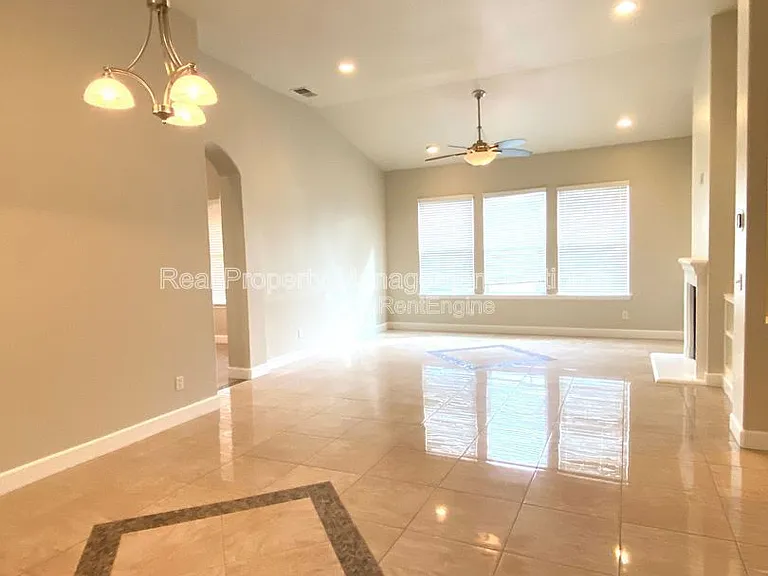 5801 W Chennault Ave — Photo 16
