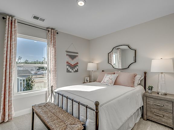 4th image of 78 Barrie Ct