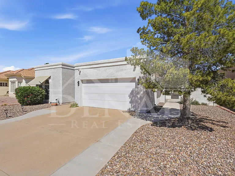 10602 E Elmhurst Dr — Photo 2
