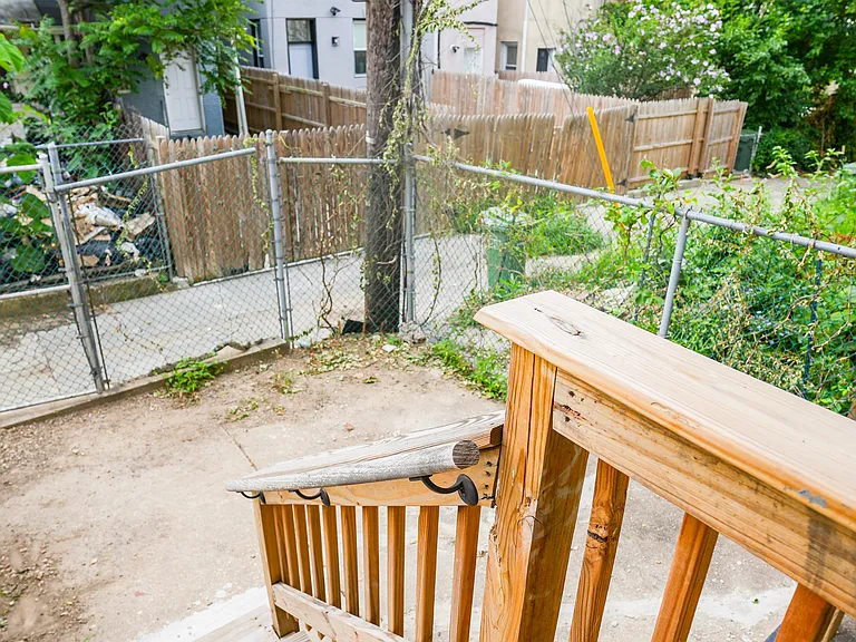 1613 N Spring St — Photo 15