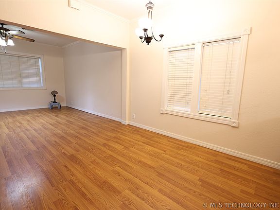 3rd image of 918 W Wyandotte Ave