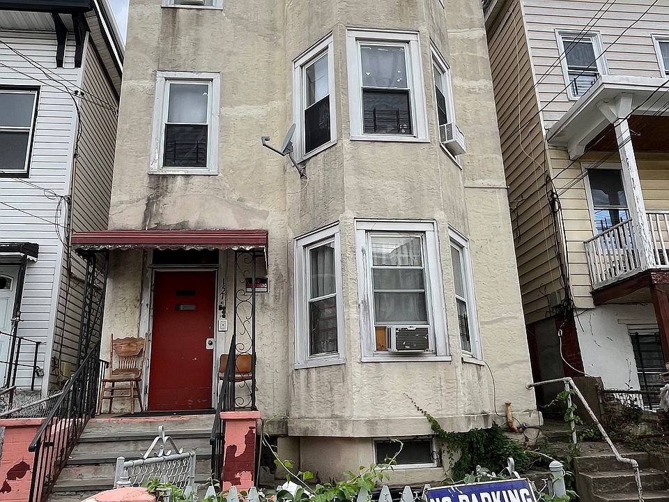 1st image of 157 Waverly St Floor Basement