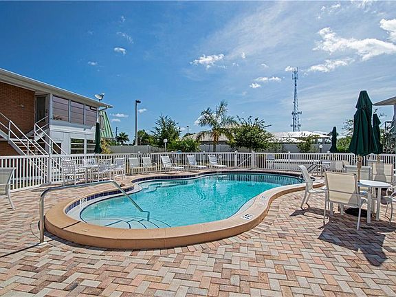 4th image of 22333 Edgewater Dr APT E4