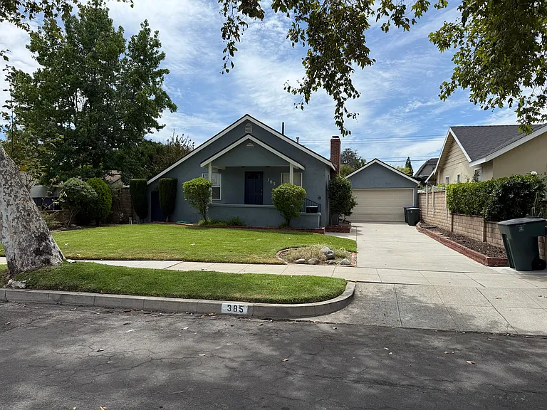 385 Eaton Dr — Photo 2