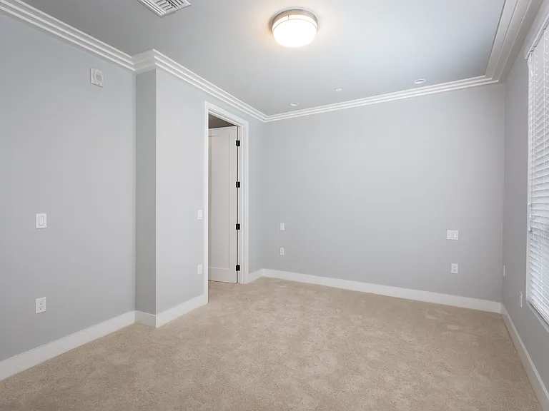 1350 Roxbury Dr — Photo 11