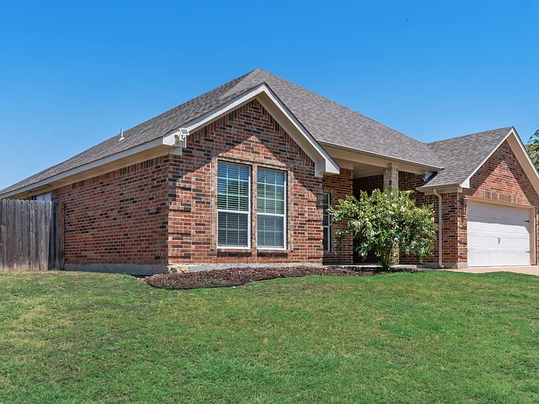 112 Singletree Ln — Photo 2