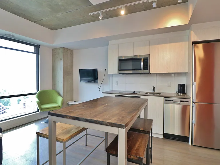 105 Champagne Ave S — Photo 59