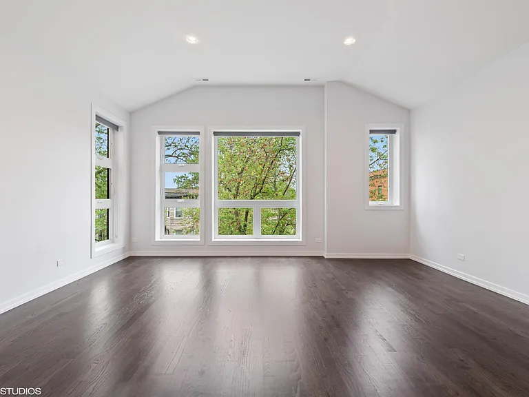 4943 S Saint Lawrence Ave #3 — Photo 2