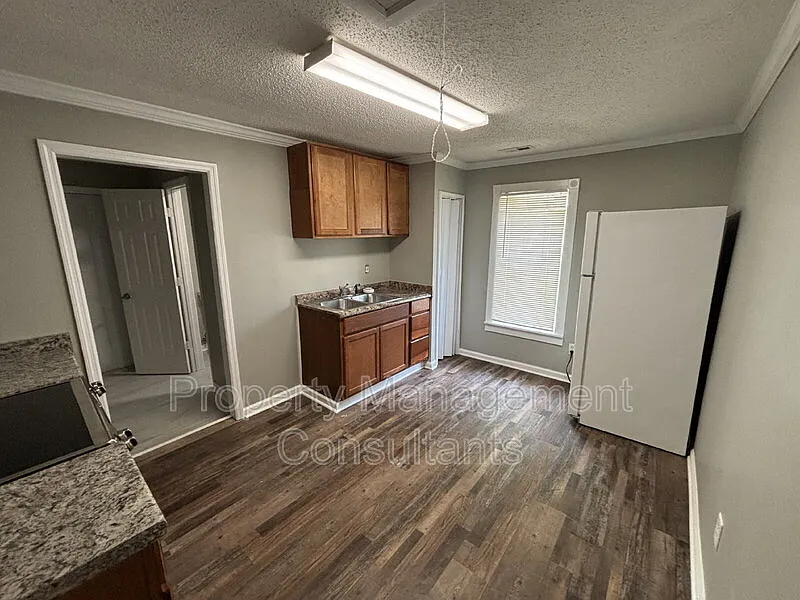 1 bed, 1.0 bath, 900 sqft, $900 — Photo 2