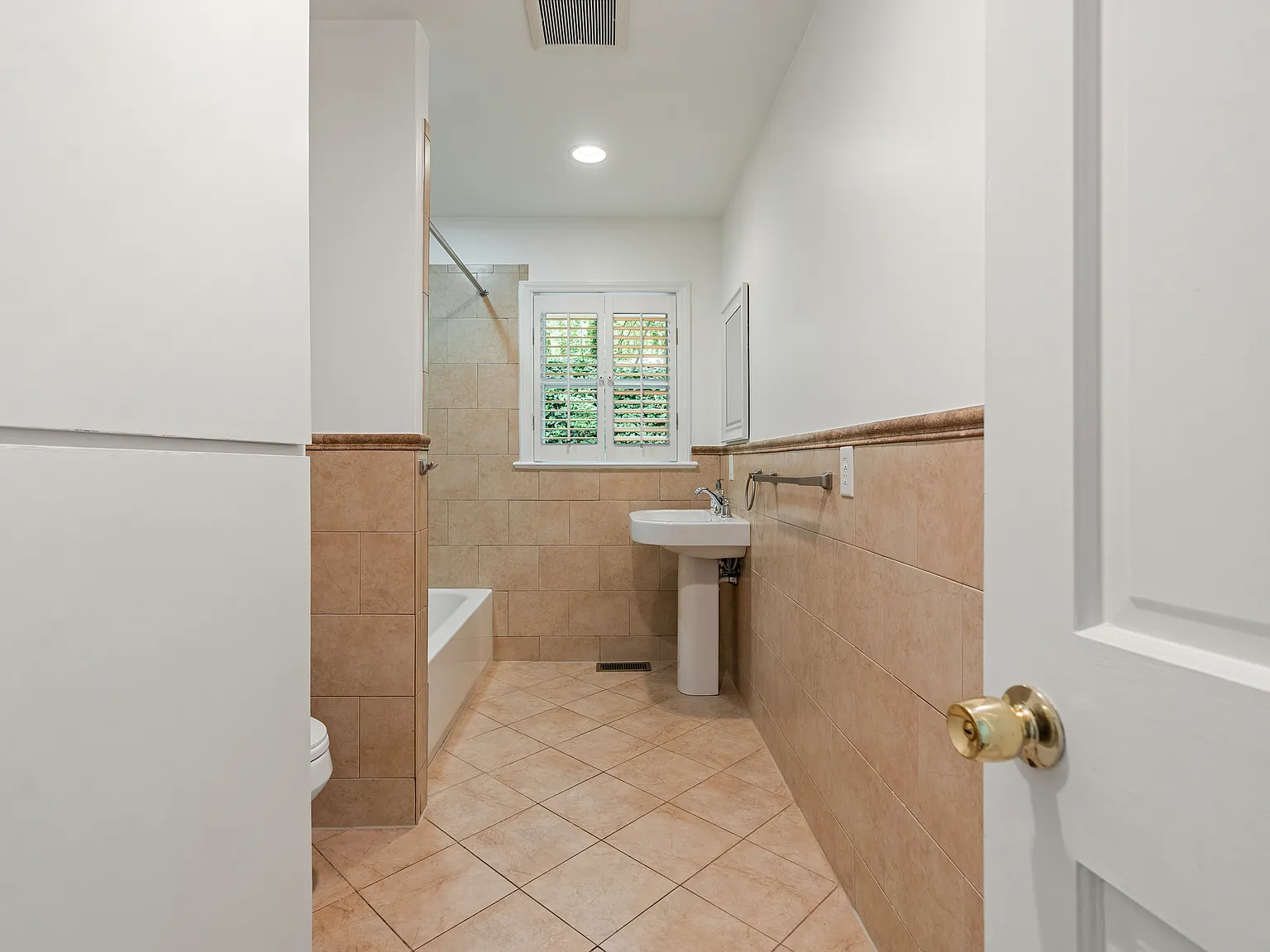 4 bed, 2877 sqft, $3,000 — Photo 4