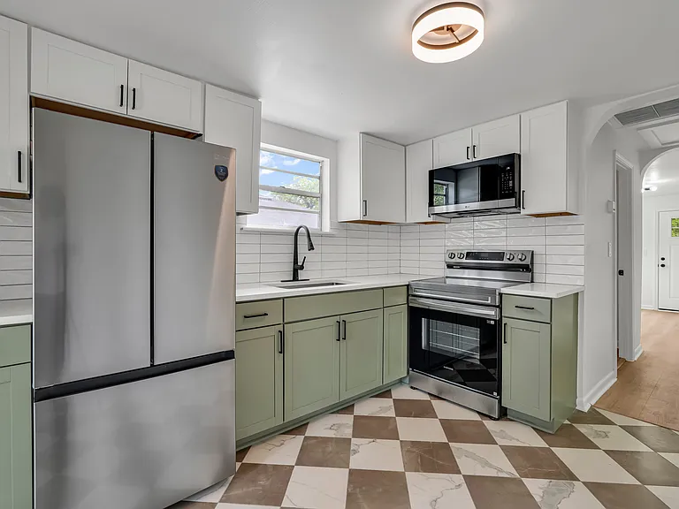 809 Owen Ave — Photo 2