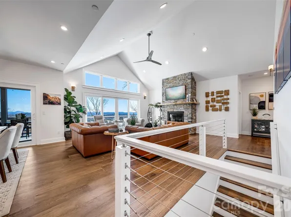 98 Rock Cliff Way, Hendersonville, NC 28791