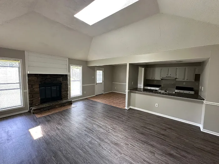 3 bed, 2.0 bath, 1371 sqft, $1,495 — Photo 3