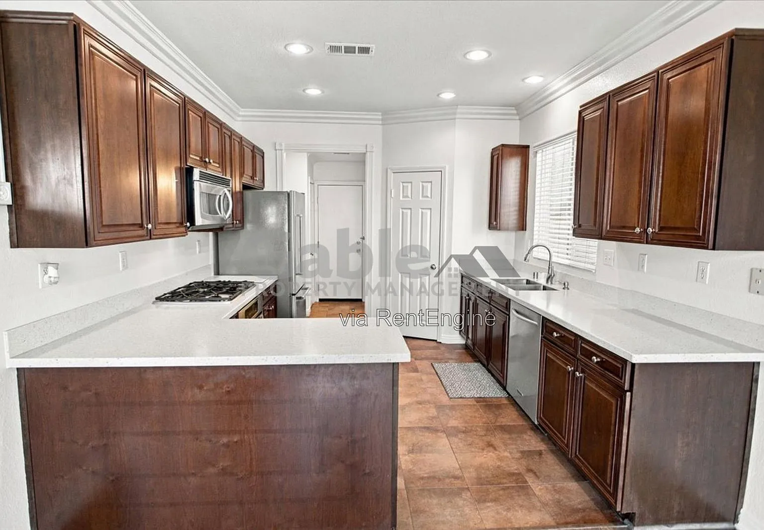 3 bed, 3.0 bath, 1957 sqft, $3,950 — Photo 2