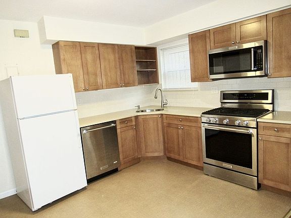 5th image of 2357 33rd St APT C1