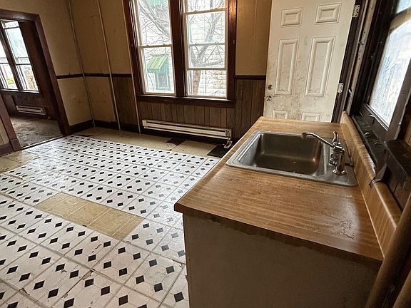4th image of 183 S Mount Vernon Ave #A
