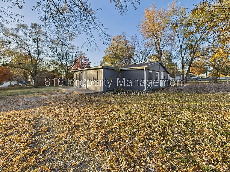 126 S Village Ter — Photo 2