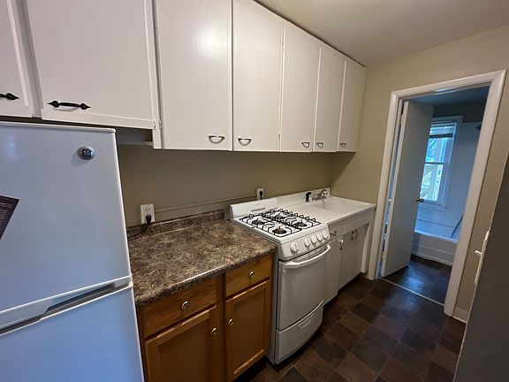 3rd image of 476 Herschel St APT 6