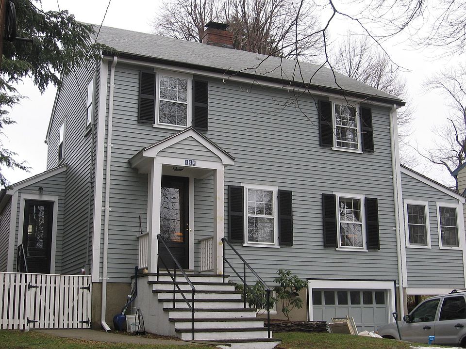 Classic 3br side-entrance colonial