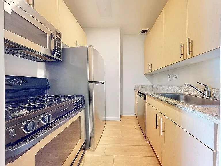 90 Washington St #12P — Photo 3