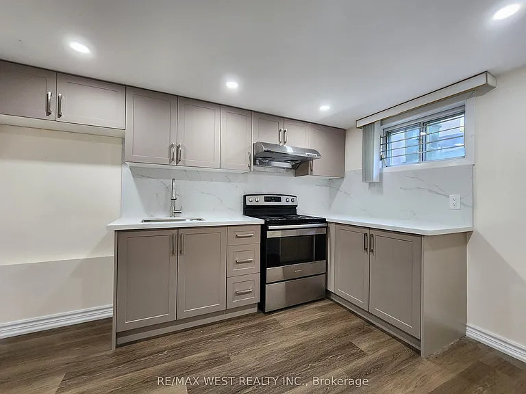 105 Crocus Dr #BASEMENT — Photo 2