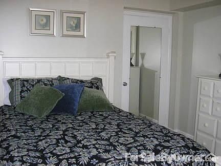 Full size bed, ocean view