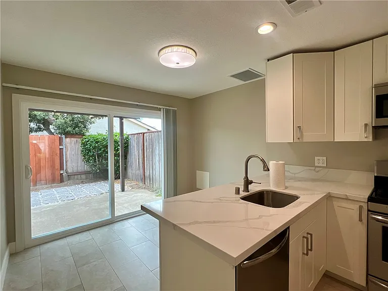 724 N Morgan St #A — Photo 8