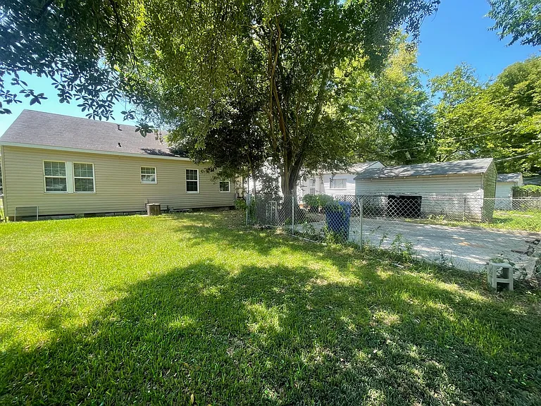 250 E Fairview St — Photo 3