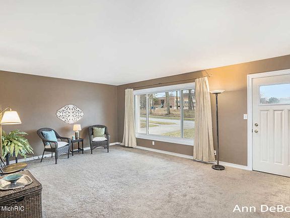 3rd image of 841 Elmdale St NE