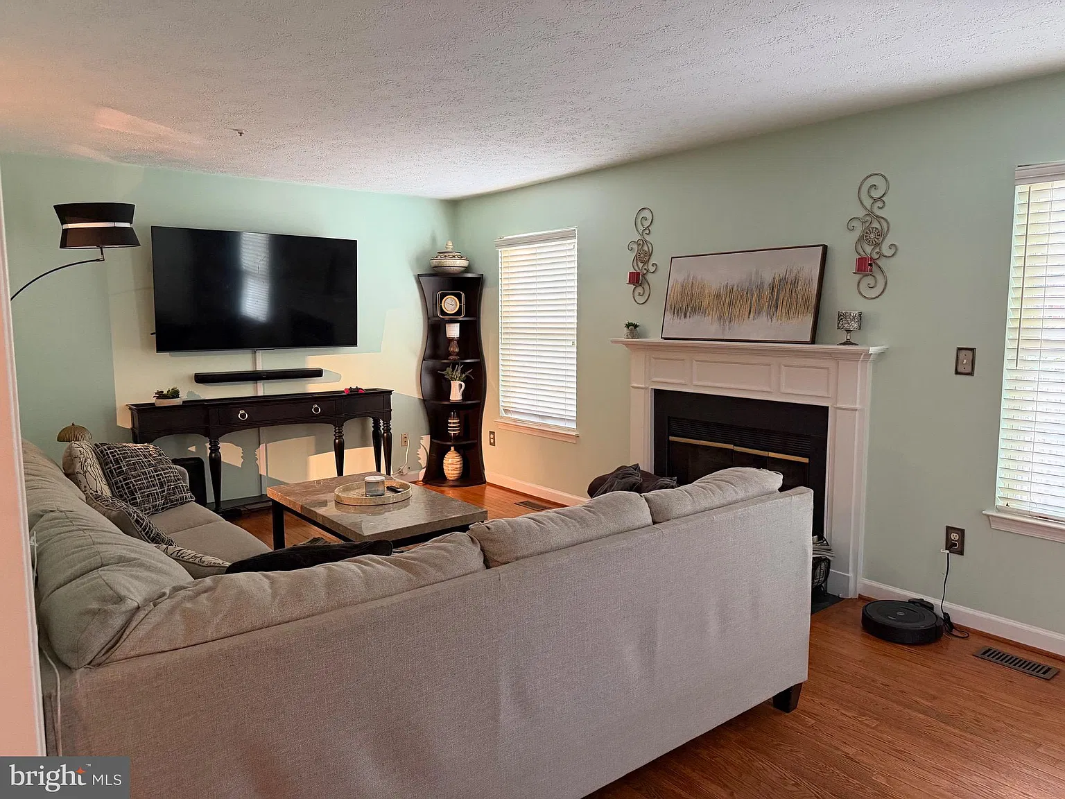4 bed, 4.0 bath, 2200 sqft, $3,800 — Photo 3