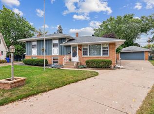 2220 Berland Pl, Saint Paul, MN 55119