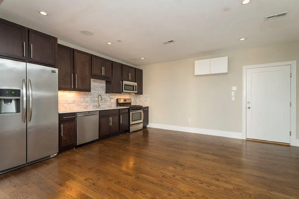 2 bed, 2.0 bath, 1065 sqft, $4,650 — Photo 2