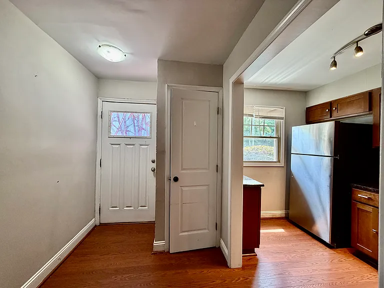 1207 Green Oaks Ln #J — Photo 5