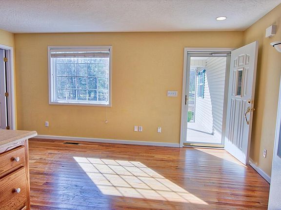 4th image of 1066 Long Branch Dr