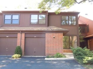 299 Shadowbend Dr, Wheeling, IL 60090