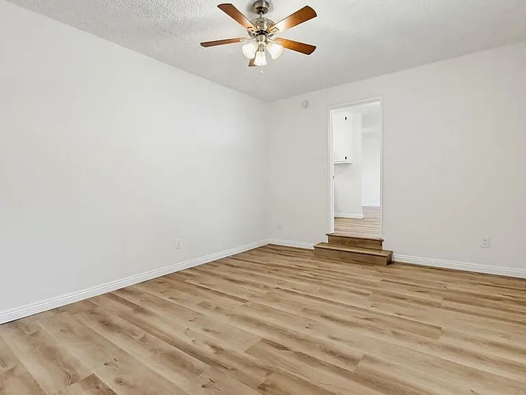 537 W Hyde Park Blvd — Photo 42