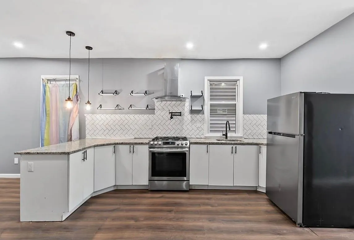 3 bed, 1.0 bath, 3020 sqft, $2,250 — Photo 3