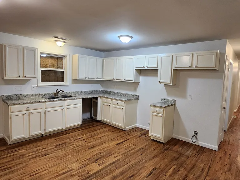 1014 Oakland Dr SW #1 — Photo 3