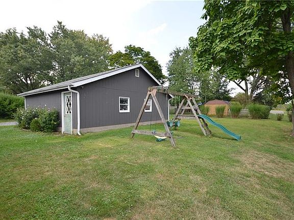 3rd image of 110 Queenswood Dr