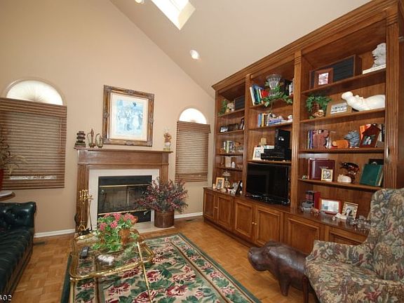 3rd image of 19 Davey Dr Unit 19