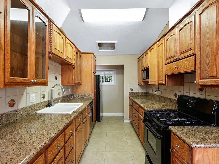 526 N Emerald Dr — Photo 13