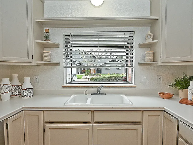312 Gloria Dr — Photo 5