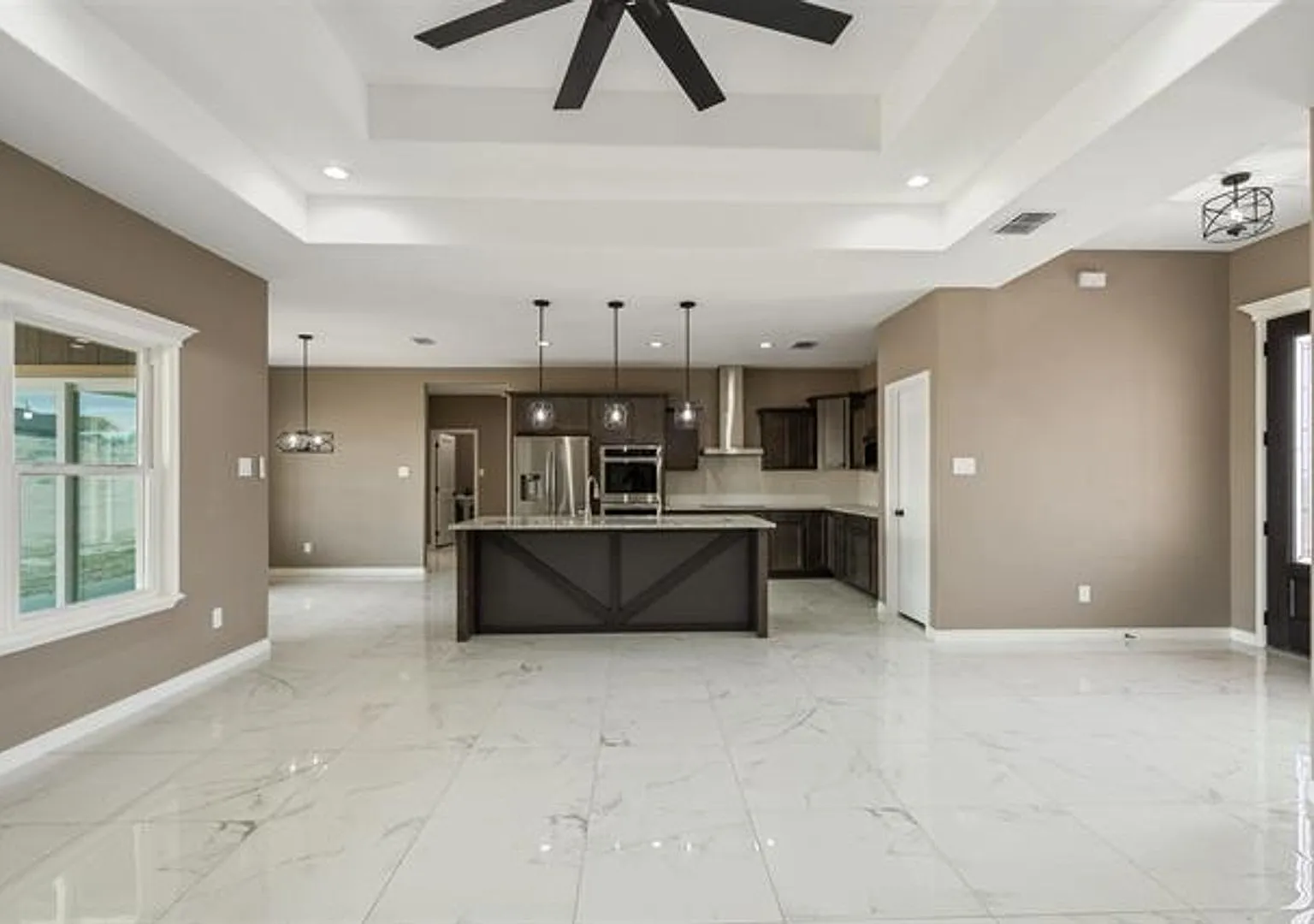 Stunning 4-BR, 2.5-B home in Lakeridge Ranch Home on One Acre — Photo 4