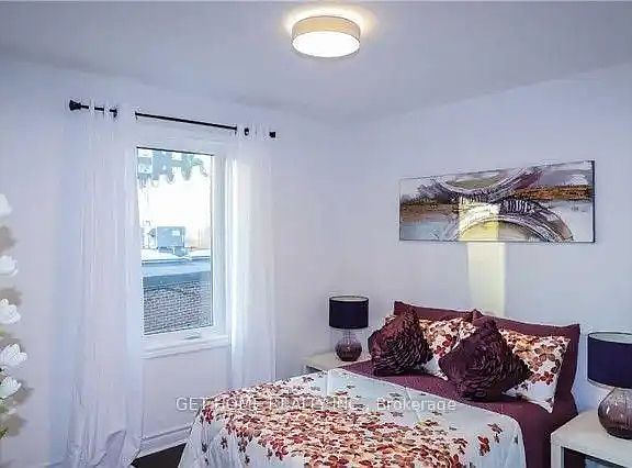 5th image of 339 Coxwell Ave #1