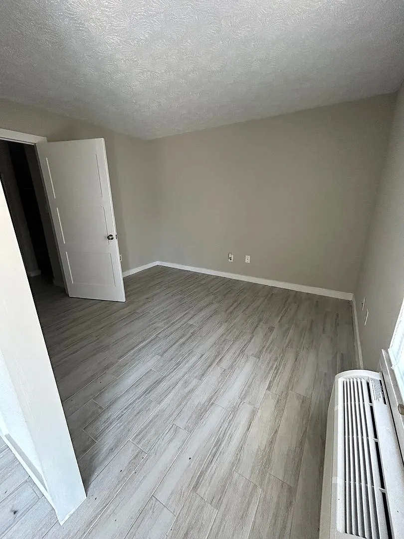 Welcome to Cleveland St Apartments. — Photo 4