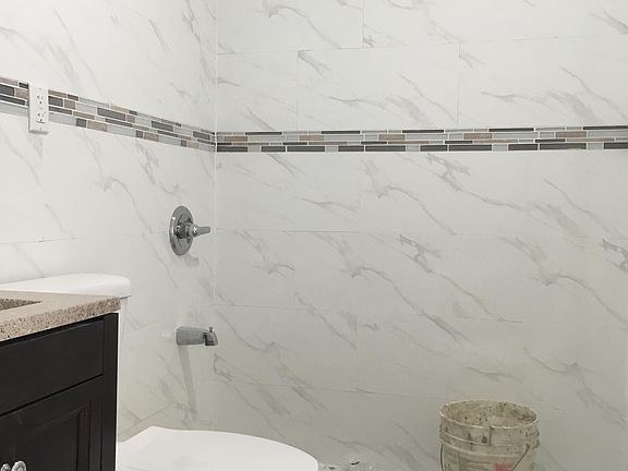 5th image of 102 Bay 11th St APT 2R