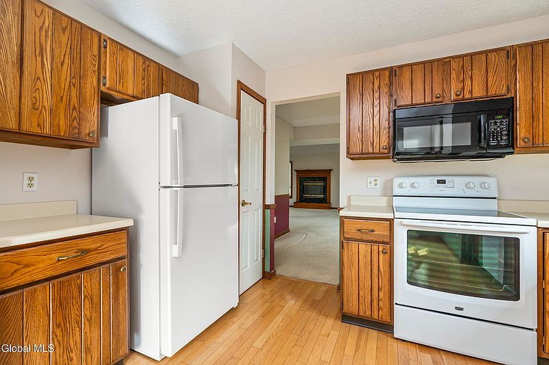 5th image of 90 Commonwealth Drive